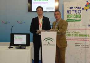 Manuel Morales García y David Galadí Enríquez, tras la presentación de la iniciativa en el stand de Andalucía de Fitur 2014.