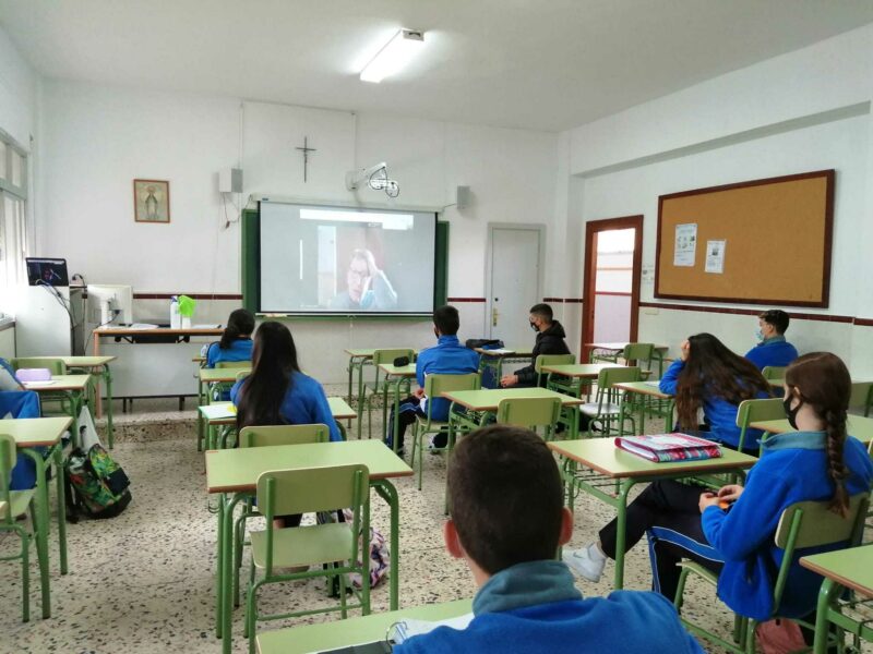 Alumnos en Algeciras participan en un Café con Ciencia.